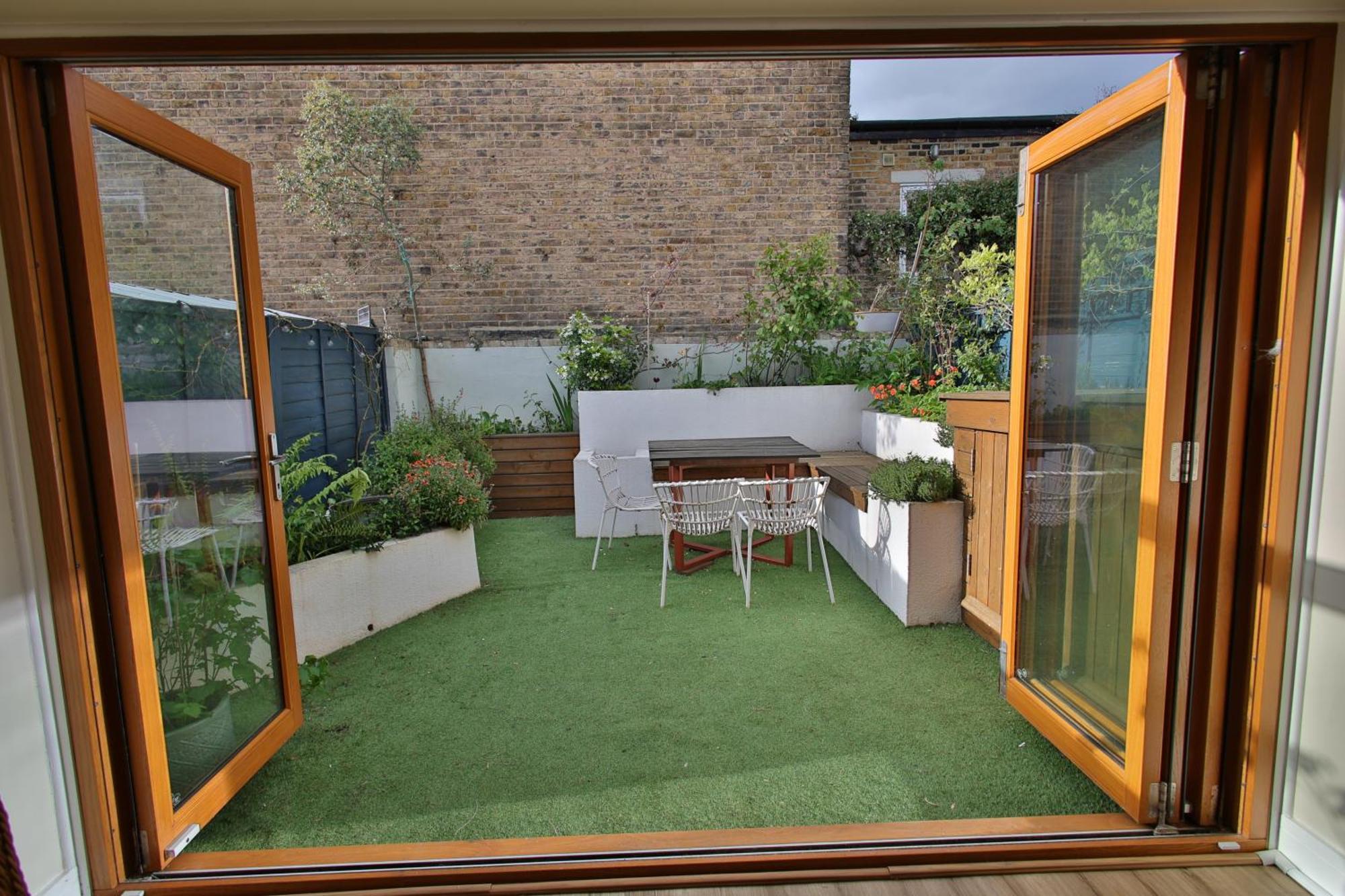 Peaceful Garden On Road Londra